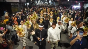 mahkota-binokasih-asli-diarak-terbuka-di-pawai-budaya-bandung