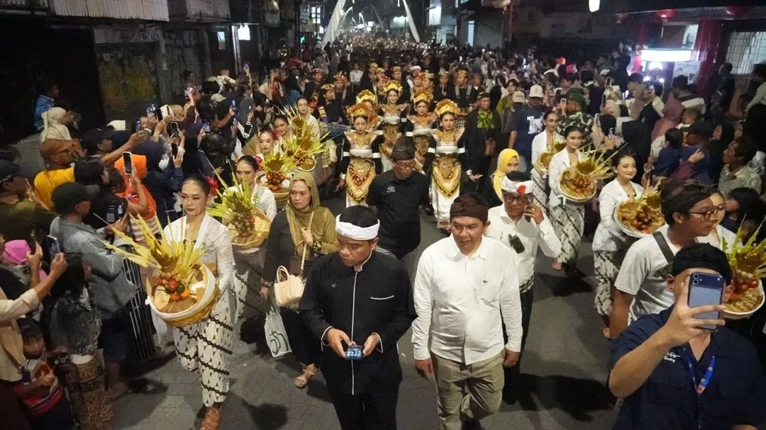 mahkota-binokasih-asli-diarak-terbuka-di-pawai-budaya-bandung
